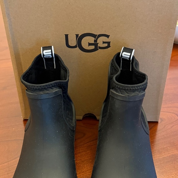 Ugg Chevonne Black Waterproof Chelsea Women’s Rubber Sheepskin RainBoots Size 9M - Picture 3 of 5